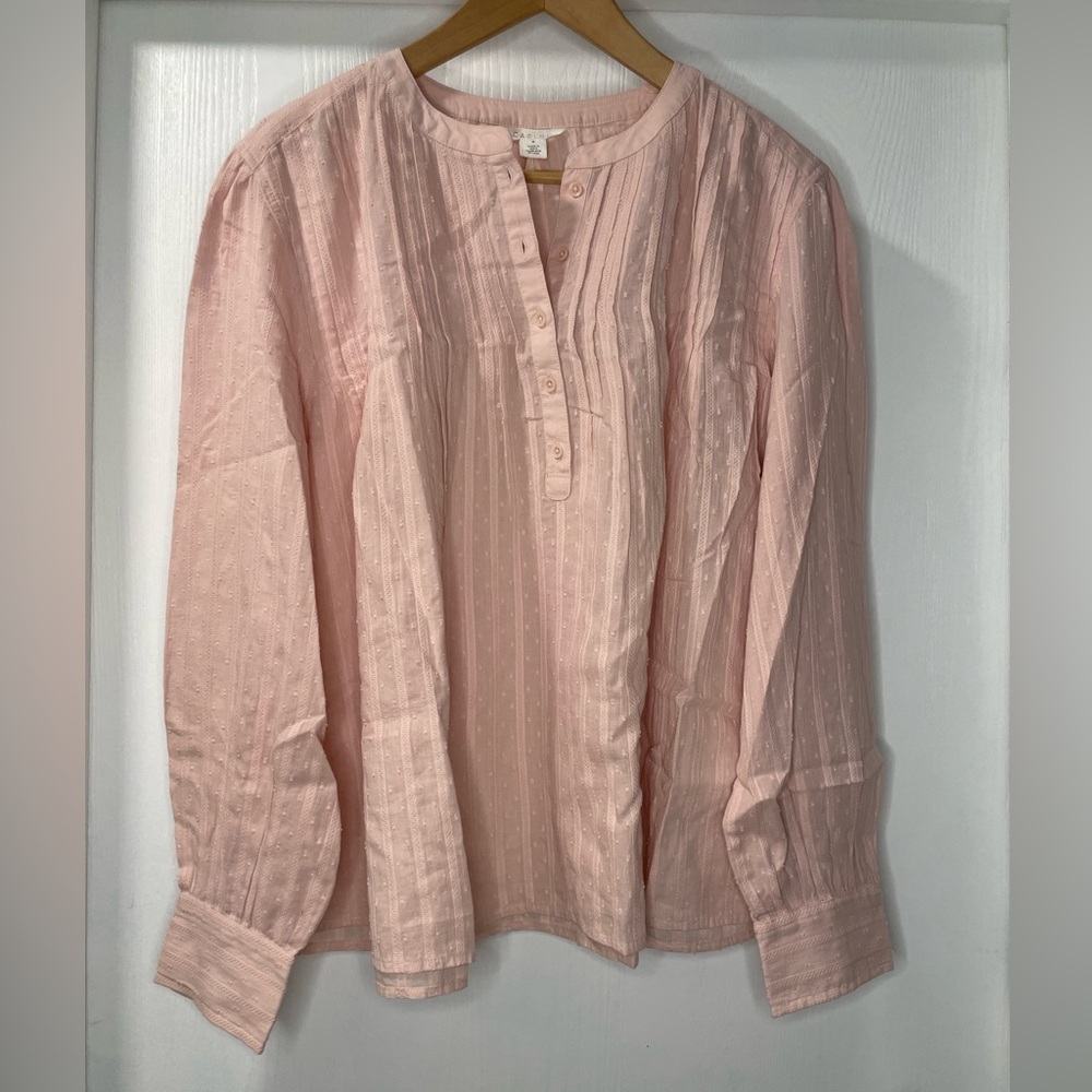 Caslon Quarter Button Pleated Textured Blouse in Light Pink. Size M
